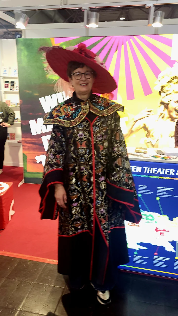 Elke Harjes-Ecker im Kostüm zu Leipziger Buchmesse 2026